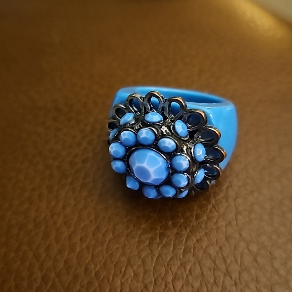 VTG Mid-century Mod Blue Lucite Coquette Flower Ring Size 8 - Picture 2 of 5